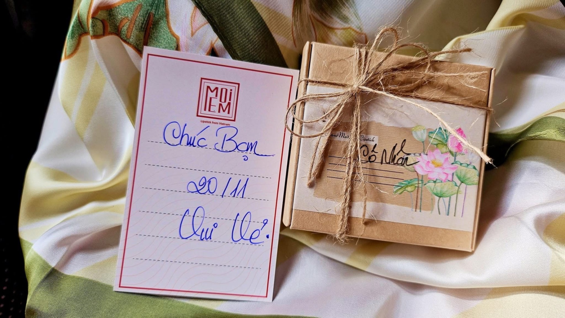 Hộp quà MoiEm tặng cô Nhân ngày 20/11 trên nền khăn lụa sen xanh