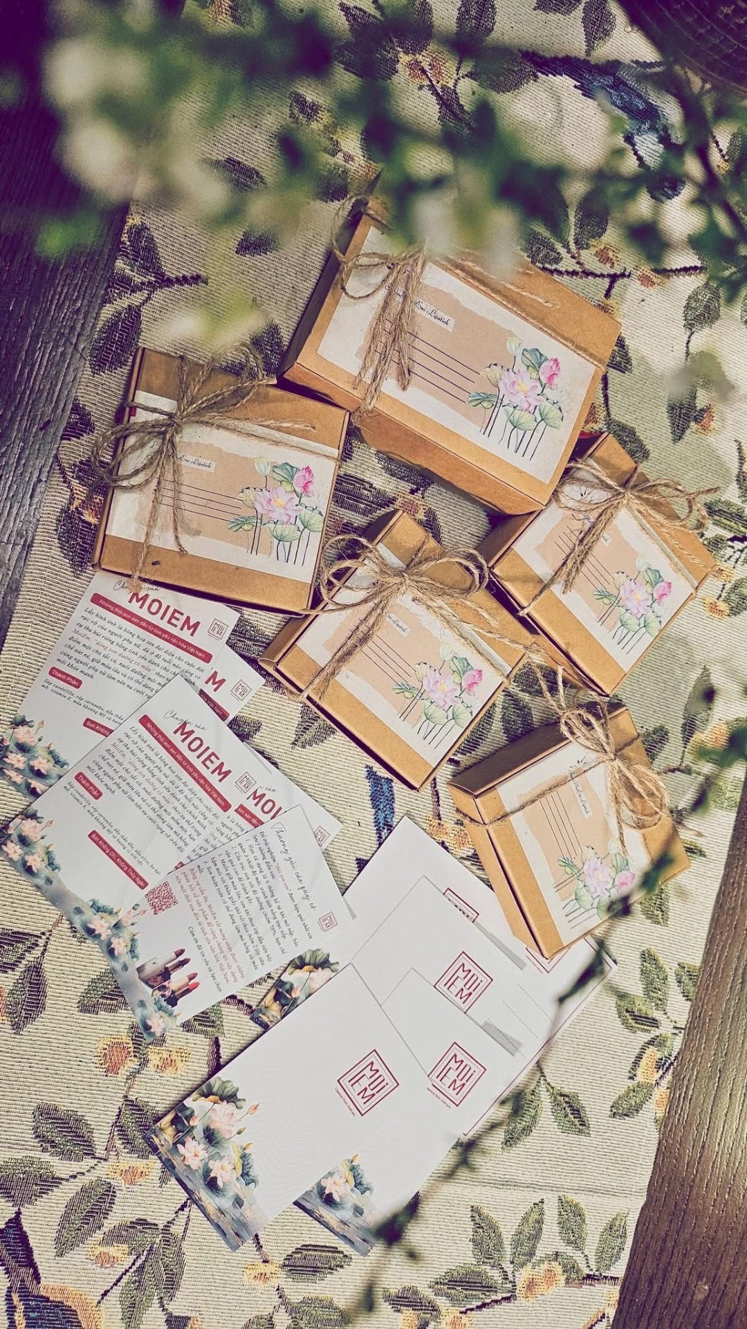 Nhóm hộp quà MoiEm kraft buộc dây gai cùng thiệp gửi tặng và phong bì sen