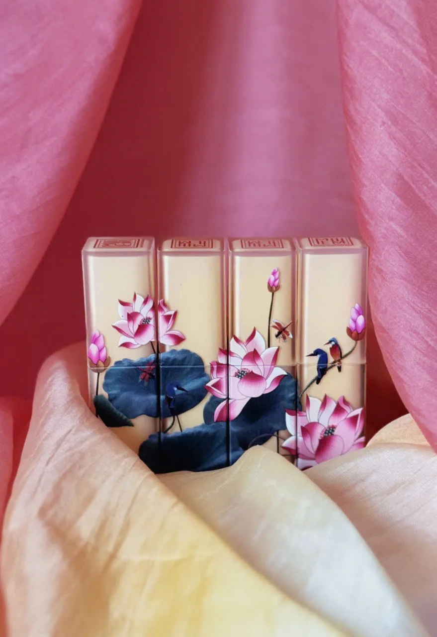 Bộ son Xuân Sắc MoiEm — bốn thỏi son vỏ vàng ngà với hoạ tiết hoa sen hồng và chim trả