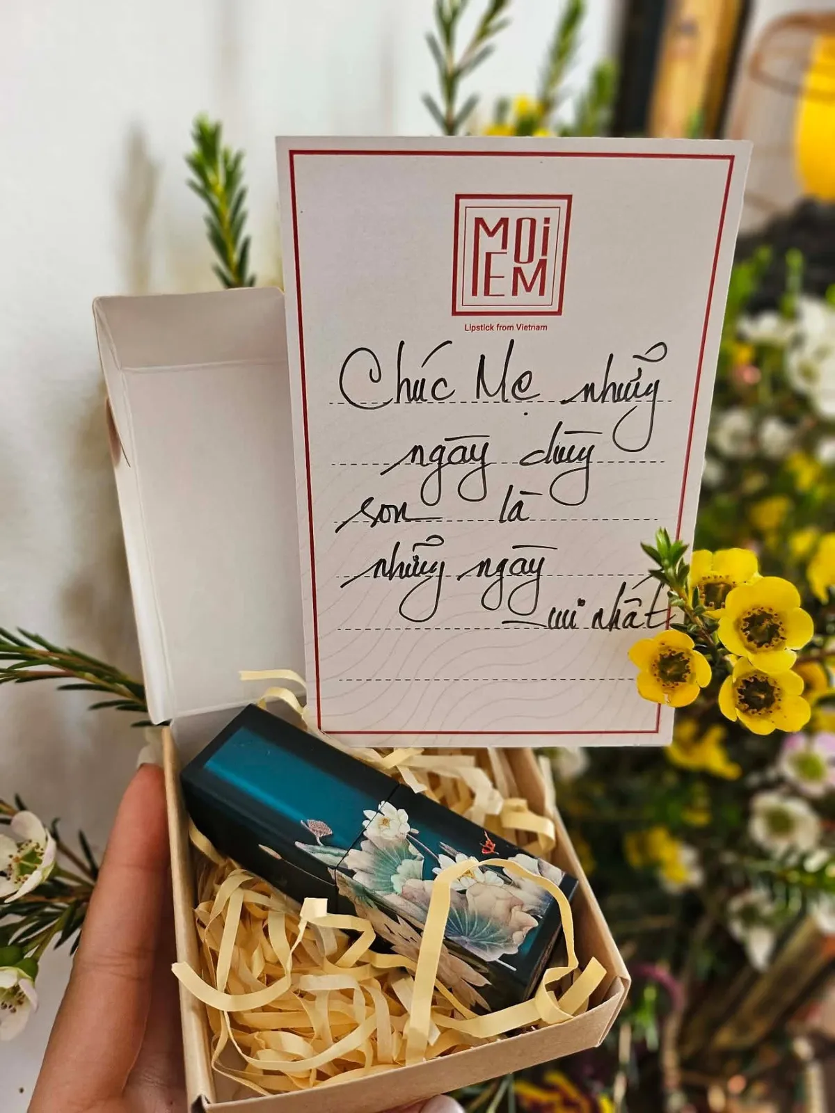 Hộp son Sen Xanh kèm thiệp chúc mẹ viết tay