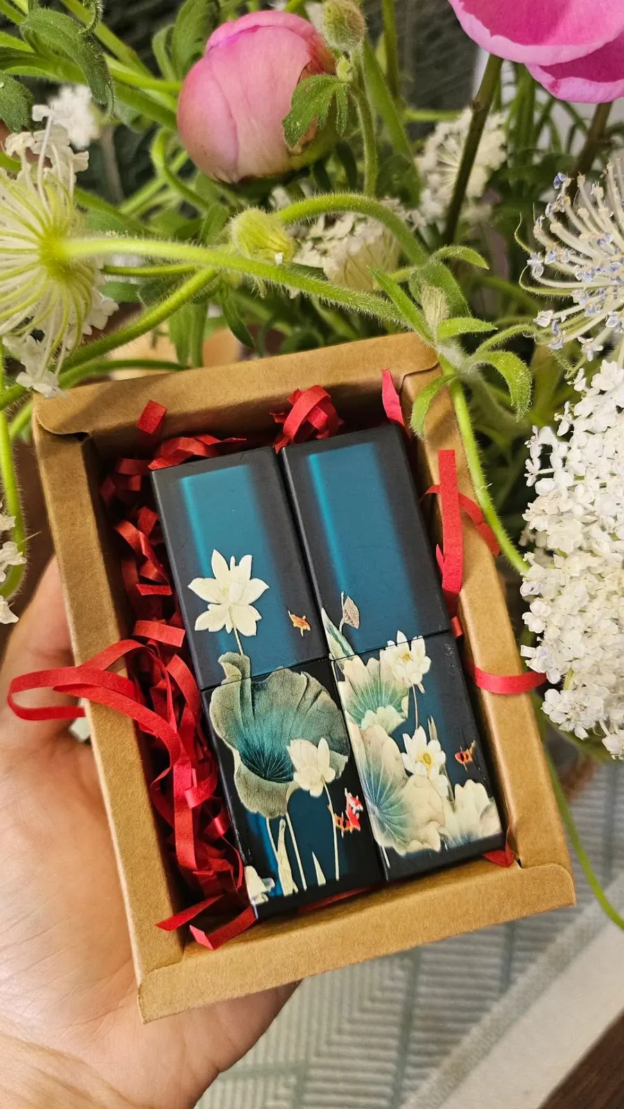 Đôi thỏi son sen xanh trong hộp kraft lót giấy đỏ