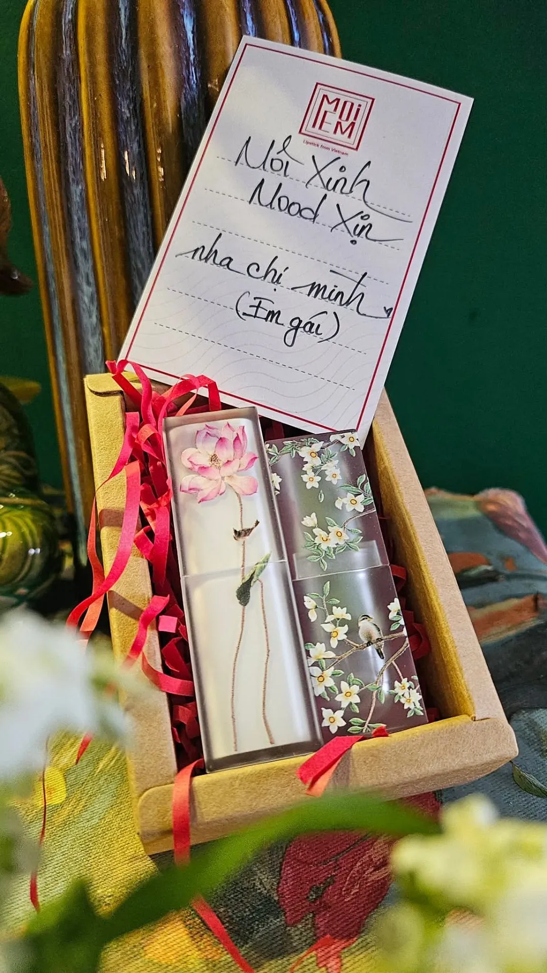 Hộp quà em gái tặng chị với hai thỏi son sen